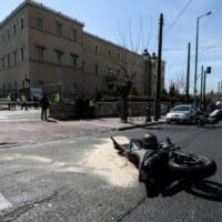 Τροχαίο στη Βουλή: «Μίλησαν» οι κάμερες -Το όχημα ασφαλείας Μπακογιάννη πέρασε με κόκκινο