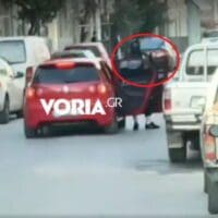 Εικόνες τρόμου στη Θεσσαλονίκη: Κρατώντας καραμπίνα έκοψε την κυκλοφορία και περίμενε τους ληστές (video)
