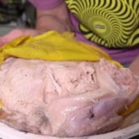 Έψησε ένα κοτόπουλο δίνοντάς του… χαστούκια! Ναι, ψήνεις κρέας χαστουκίζοντάς το: Δείτε το και στο βίντεο!