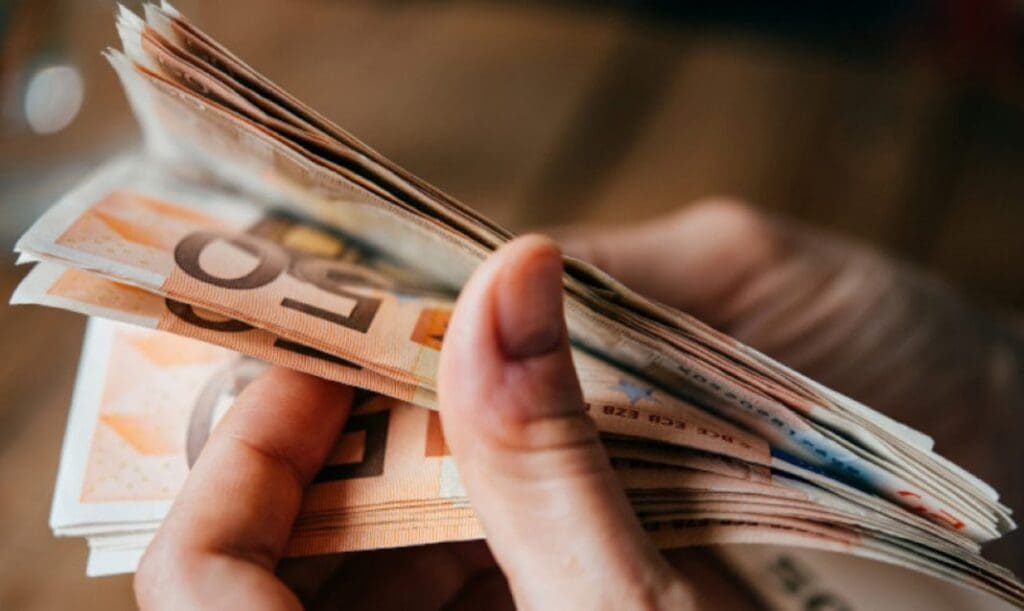 Κοινωνικό μέρισμα 250 ευρώ: Αντίστροφη μέτρηση για τους δικαιούχους, πότε θα γίνει η πληρωμή