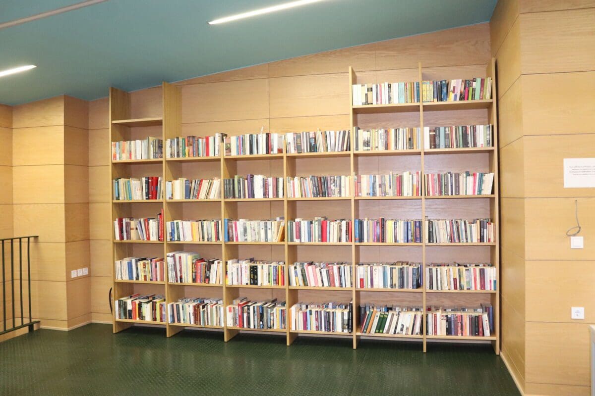 Κοβεντάρειος Δημοτική Βιβλιοθήκη Κοζάνης: Δωρεά 6.000 βιβλίων και 1.000 περιοδικών στη Βιβλιοθήκη μας! Συλλογή που ανήκε στον αείμνηστο Πάρι Ξεπουλιά  