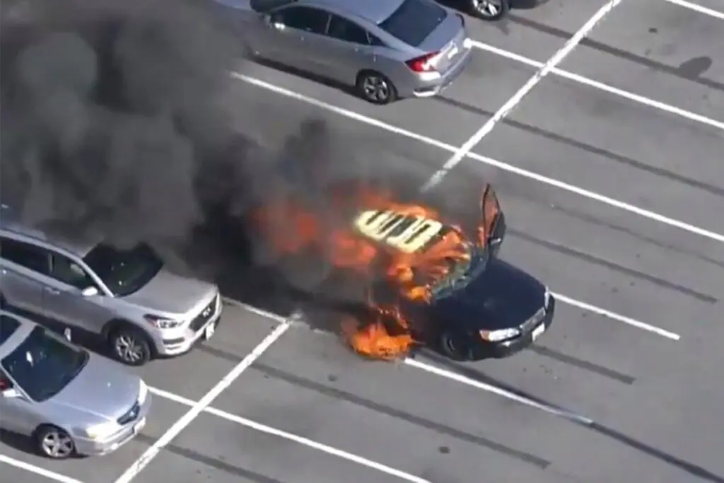 ΗΠΑ: Έβαλε αντισηπτικό χεριών ενώ οδηγούσε και πήρε φωτιά το αυτοκίνητο (βίντεο)