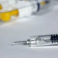 Υποχρεωτικός εμβολιασμός: Τι δηλώνουν επιστήμονες υγείας και νομικοί