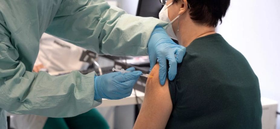 Σκέψεις για ειδικά προνόμια μόνο σε εμβολιασμένους -Το νέο σενάριο που μελετά η κυβέρνηση