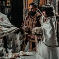 Ο γάμος της χρονιάς στα Τρίκαλα: Ζευγάρι τίμησε τα 200 χρόνια από την Ελληνική Επανάσταση [βίντεο]