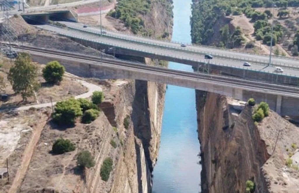 Ισθμός της Κορίνθου: Η νέα μεγάλη κατολίσθηση από ψηλά - Eordaialive.com