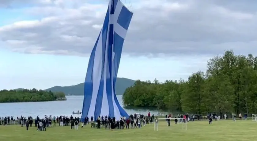 Υψώθηκε στη Λίμνη Πλαστήρα η μεγαλύτερη ελληνική σημαία στον κόσμο! (video)