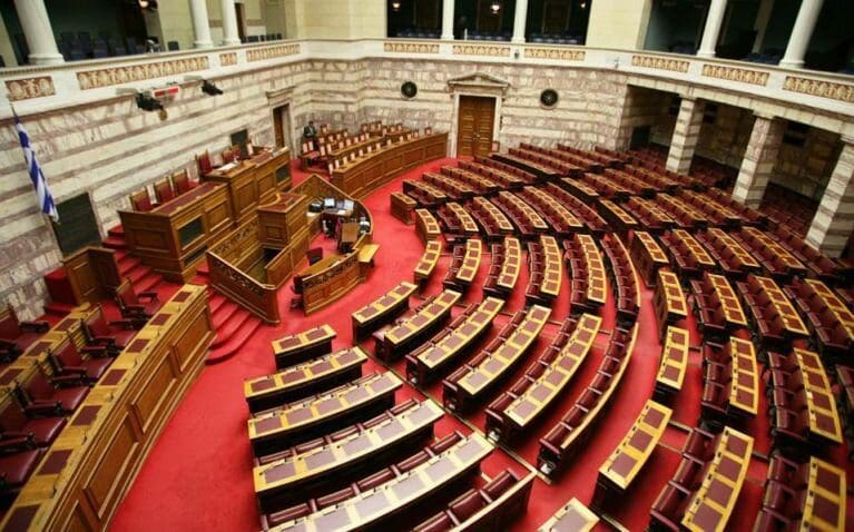 Εργασιακά: Στη Βουλή σήμερα το νομοσχέδιο -Σκληρή κόντρα μεταξύ κυβέρνησης και αντιπολίτευσης
