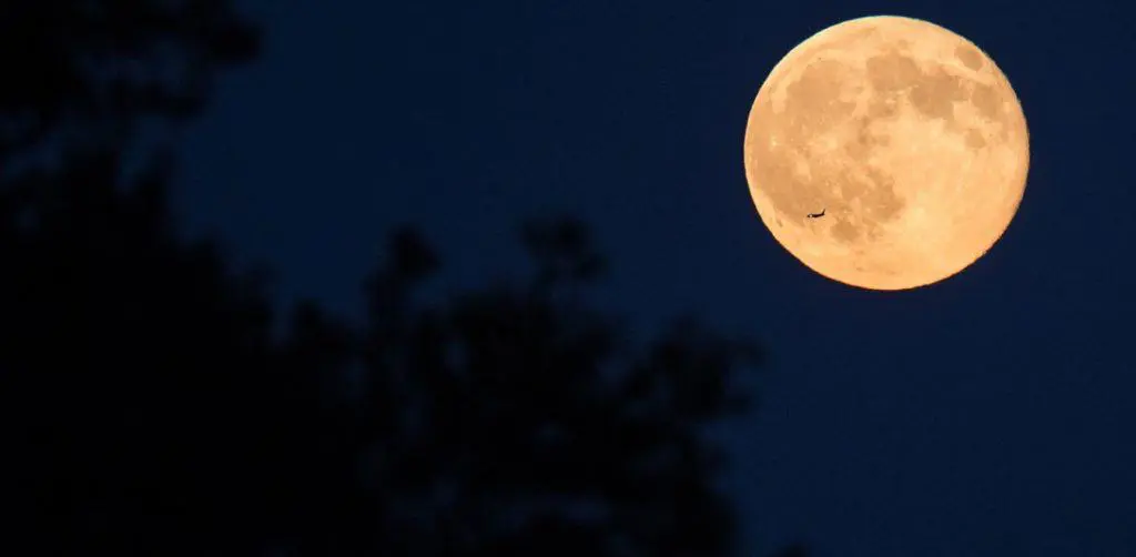 «Φεγγάρι της Φράουλας»: Αύριο η 3η και τελευταία υπερπανσέληνος του 2021