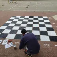 Πτολεμαΐδα: Eκπαιδευτικοί έστησαν υπαίθρια σκακιέρα στο σχολείο τους