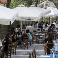 Ωράριο καταστημάτων: Τι ώρα κλείνουν μπαρ, εστιατόρια μετά την άρση απαγόρευσης κυκλοφορίας