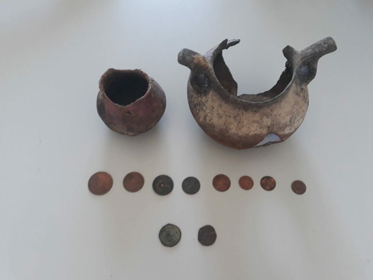 Eordaialive.com - Τα Νέα της Πτολεμαΐδας, Εορδαίας, Κοζάνης Μεγάλες ποσότητες πολεμικού υλικού καθώς και αντικείμενα αρχαιολογικής αξίας, βρέθηκαν και κατασχέθηκαν σε οικία σε περιοχή της Φλώρινας