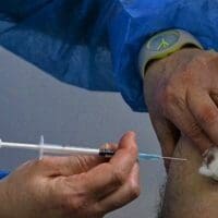 Η Πανελλήνια Ομοσπονδία Εργαζομένων Δημοσίων Νοσοκομείων (ΠΟΕΔΗΝ) με ανακοίνωσή της χαρακτηρίζει «αιτία πολέμου» την εφαρμογή του νόμου της υποχρεωτικότητας του εμβολιασμού των υγειονομικών και προειδοποιεί ότι θα συγκρουστεί μετωπικά με την κυβέρνηση για να μην περάσει η υποχρεωτικότητα του εμβολίου.
