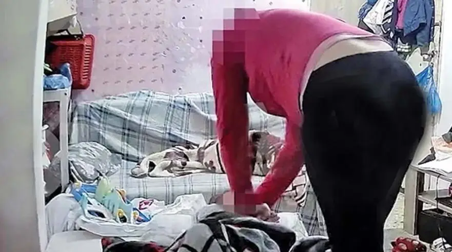 Βίντεο-σοκ με μητέρα στα Σεπόλια που προσπαθεί να πνίξει την 4χρονη κορούλα της (video)