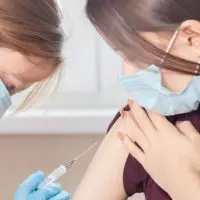 Εμβολιασμός εφήβων: Πότε ανοίγει η πλατφόρμα – Σήμερα οι ανακοινώσεις για τις ηλικίες 16 και 17 ετών