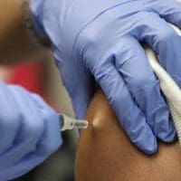 Οι υγειονομικές αρχές των ΗΠΑ ενέκριναν τρίτη ενισχυτική δόση εμβολίου κατά του Covid-19