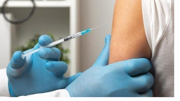 Υποχρεωτικός εμβολιασμός: Ποιοι παίρνουν σειρά - Τι δήλωσε ο Πέτσας - ΒΙΝΤΕΟ