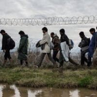 «Συναγερμός» στον Έβρο: Εκατοντάδες μετανάστες περνούν στην Ελλάδα (βίντεο)