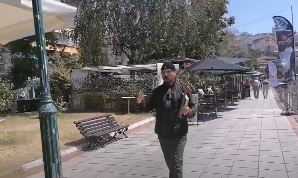 Γύριζε στην Καστοριά με τον σταυρό στο χέρι, και προέτρεπε τον κόσμο να μετανοήσει (βίντεο)