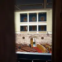 Στελέχη του ΣΥΡΙΖΑ έπαιξαν ξύλο μέσα στα γραφεία του κόμματος στη Βουλή