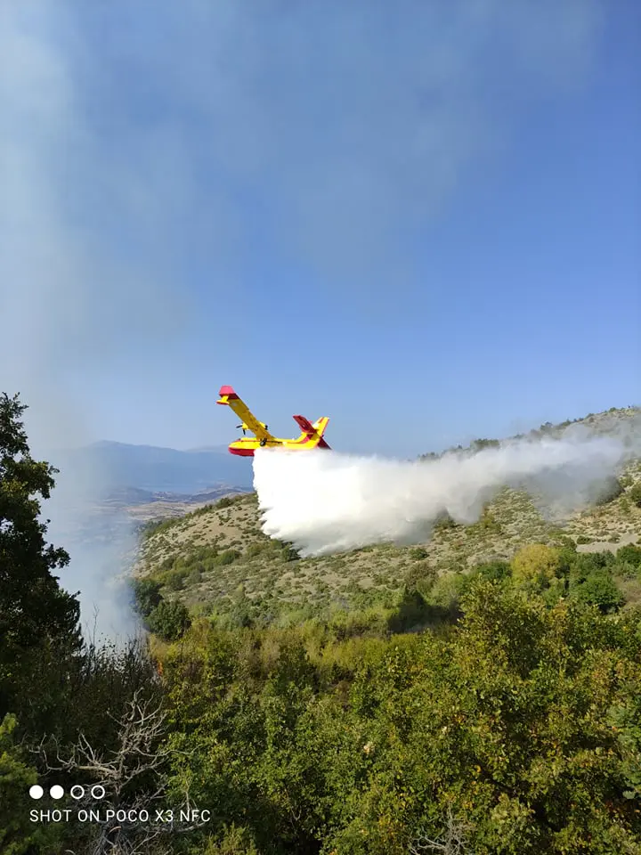 Eordaialive.com - Τα Νέα της Πτολεμαΐδας, Εορδαίας, Κοζάνης EORDAIALIVE.COM: Έφτασαν και τα αεροπλάνα τύπου (καναντερ )για την κατάσβεση της πυρκαγιάς στο πεδίο βολής Μεσοβούνου Εορδαίας (φωτο