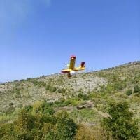 EORDAIALIVE.COM: Έφτασαν και τα αεροπλάνα τύπου (καναντερ )για την κατάσβεση της πυρκαγιάς στο πεδίο βολής Μεσοβούνου Εορδαίας (φωτο - Eordaialive.com