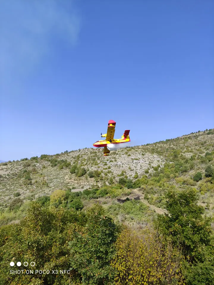 EORDAIALIVE.COM: Έφτασαν και τα αεροπλάνα τυπου (καναντερ )για την κατασβεστη της πυρκαγιάς στο πεδίο βολής Μεσοβούνου Εορδαίας (φωτο