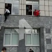 Πανικός στην Ρωσία: Φοιτητές πηδούν από τα παράθυρα για να γλιτώσουν από πυροβολισμούς ενόπλου (βίντεο)