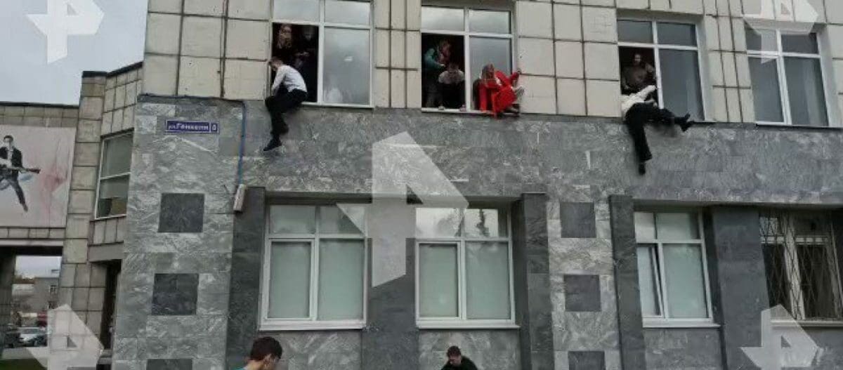 Πανικός στην Ρωσία: Φοιτητές πηδούν από τα παράθυρα για να γλιτώσουν από πυροβολισμούς ενόπλου (βίντεο)