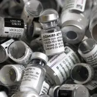 Έρευνα για πλαστά πιστοποιητικά εμβολιασμού σε Κοζάνη και Καβάλα (video)