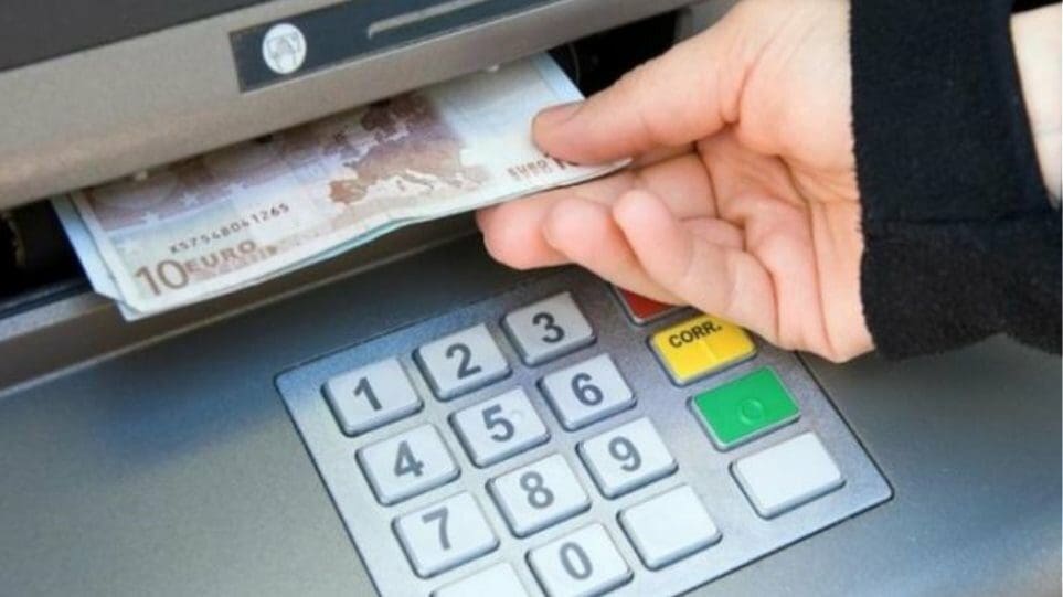 Κοζάνη: ΑΤΜ τράπεζας πετούσε κέρματα και χαρτονομίσματα!