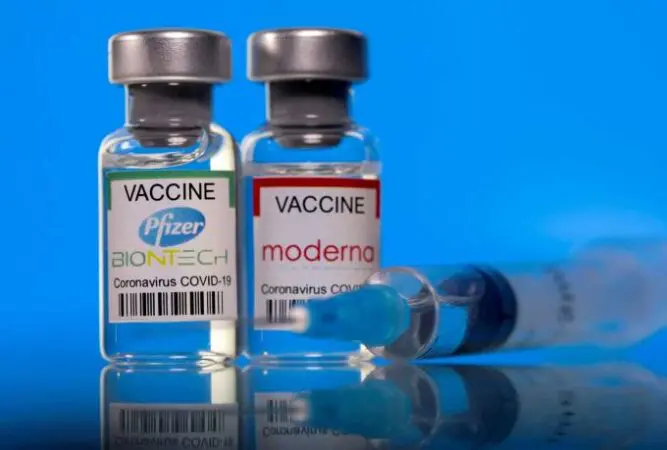 Pfizer – Moderna για εμβόλιο: Η προστασία κατά του κορονοϊού εξασθενεί με τον χρόνο
