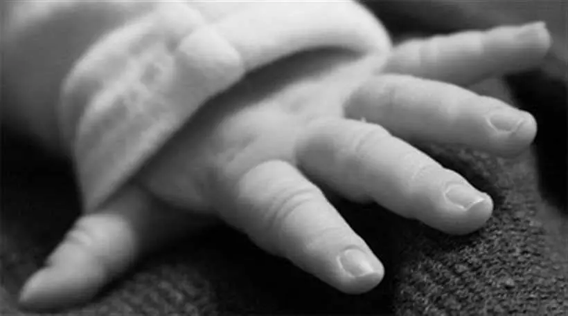 Ελασσόνα: Οικογενειακό δράμα αποκαλύφθηκε μετά τον εντοπισμό μωρού που μπουσουλούσε σε δρόμο