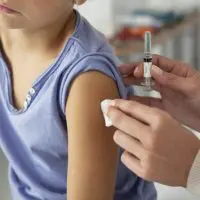 Με το νέο έτος και συγκεκριμένα τον Ιανουάριο του 2022 είναι πιθανό να ξεκινήσει ο εμβολιασμός των παιδιών από 5 έως 12 ετών, αφού τότε αναμένεται να δώσει το «πράσινο φως» ο Ευρωπαϊκός Οργανισμός Φαρμάκων (ΕΜΑ) για τη χορήγησή του σε παιδιά αυτής της ηλικίας. Σύμφωνα με πληροφορίες, που μεταδίδει το Star, η Pfizer αναμένεται να καταθέσει τη σχετική αίτηση στον ΕΜΑ στις αρχές Δεκεμβρίου, με την κυβέρνηση να είναι να αποφασισμένη να προχωρήσει με τους εμβολιασμούς, μόλις ο Οργανισμός δώσει τη σχετική άδεια. Να σημειωθεί πως οι ηλικίες αυτές αποτελούν «κλειδί» και για τη λειτουργία των σχολείων, που ξεκίνησαν ήδη τη δια ζώσης εκπαίδευση. Άλλωστε, η επιστροφή των μαθητών στα θρανία και τα ανοικτά σχολεία αποτελεί μεγάλο στοίχημα για την κυβέρνηση και το υπουργείο Παιδείας. Σε αυτό το πλαίσιο, έχοντας ως προτεραιότητα την υγεία των παιδιών, είναι σαφές ότι η κυβέρνηση θα προχωρήσει στον εμβολιασμό τους από τη στιγμή που ο Ευρωπαϊκός Οργανισμός Φαρμάκων εγκρίνει την κυκλοφορία του «παιδιού εμβολίου». Ήδη, η Pfizer «τρέχει» τις κλινικές δοκιμές και ετοιμάζεται να καταθέσει τον φάκελό της. Το σκεύασμα θα είναι το ίδιο με το εμβόλιο, που ήδη χρησιμοποιείται, αλλά με χαμηλότερη δοσολογία. Ο φάκελος με όλα τα επιστημονικά δεδομένα της Pfizer αναμένεται να κατατεθεί προς το τέλος έτους. Αυτό σημαίνει πως, εάν όλα κυλήσουν ομαλά, τουλάχιστον από τις αρχές του 2022 τα παιδιά ηλικίας από 5 έως 12 ετών θα μπορούν να εμβολιαστούν. Οι εταιρείες δεν σταματούν εδώ, αφού σε δεύτερη φάση (και μάλιστα άμεσα) θα προχωρήσουν στην Παρασκευή εμβολίου για ηλικίες μικρότερες των 5 ετών. Εταιρείες, όπως η Pfizer, ήδη κάνουν έρευνες για εμβόλια, που θα αφορούν βρέφη 6 μηνών και παιδιά ηλικίας έως 4 ετών. Είναι, πλέον, ξεκάθαρο πως το εμβόλιο κατά του κορoνaϊού σε σύντομο χρονικό διάστημα θα αφορά όλες τις ηλικίες, ενώ όπως όλα δείχνουν, θα λάβει οριστική έγκριση και στην Ευρώπη. Ποιες χώρες πατούν γκάζι στον εμβολιασμό παιδιών Η μια μετά την άλλη, κυβερνήσεις -ευρωπαϊκές και μη- επεκτείνουν το εμβολιαστικό τους πρόγραμμα σε ανήλικους έως 12 ετών. Στις ΗΠΑ, εν τω μεταξύ, «φουντώνει» η συζήτηση για τον εμβολιασμό παιδιών έως 5 ετών. Ορισμένες χώρες ήδη προχωρούν στην ανοσοποίηση νηπίων. Σύμφωνα, δε, με τον διευθύνοντα σύμβουλο της Pfizer, Άλμπερτ Μπουρλά, μέχρι τα τέλη Οκτωβρίου ο φαρμακευτικός κολοσσός αναμένεται να δημοσιοποιήσει τα αποτελέσματ κλινικών δοκιμών του εμβολίου κατά της Covid-19 σε παιδιά 6 μηνών έως 5 ετών. Στο μεσοδιάστημα, η Κούβα – που προ ημερών άρχισε την εκστρατεία ανοσοποίησης παιδιών ηλικίας 13 έως 17 ετών, με εγχώριας παρασκευής σκευάσματα- ανακοίνωσε επέκταση του προγράμματος εμβολιασμού κατά του κοροναϊού ακόμη και σε νήπια ηλικίας μόλις 2 ετών, από αυτή την εβδομάδα. Πρόκειται για τη μοναδική χώρα έως τώρα που θα εμβολιάζει τόσο μικρά παιδιά. Είχε προηγηθεί η ανακοίνωση της Κίνας και των Ηνωμένων Αραβικών Εμιράτων ότι προχωρούν στον εμβολιασμό παιδιών από 3 έως 17 ετών και άνω, εν προκειμένω με το κινεζικό σκεύασμα της Sinopharm κατά της Covid-19. Με εντατικούς ρυθμούς άρχισε, δε, από τη Δευτέρα στη Χιλή ο εμβολιασμός παιδιών από 6 ετών και άνω με το κινεζικό σκεύασμα CoronaVac. Το 87% των Χιλιανών είναι, εν τω μεταξύ, ήδη πλήρως ανοσοποιημένοι: μακρόν το υψηλότερο ποσοστό στη Λατινική Αμερική