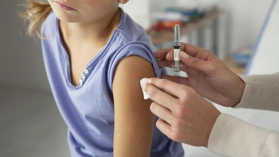 Με το νέο έτος και συγκεκριμένα τον Ιανουάριο του 2022 είναι πιθανό να ξεκινήσει ο εμβολιασμός των παιδιών από 5 έως 12 ετών, αφού τότε αναμένεται να δώσει το «πράσινο φως» ο Ευρωπαϊκός Οργανισμός Φαρμάκων (ΕΜΑ) για τη χορήγησή του σε παιδιά αυτής της ηλικίας. Σύμφωνα με πληροφορίες, που μεταδίδει το Star, η Pfizer αναμένεται να καταθέσει τη σχετική αίτηση στον ΕΜΑ στις αρχές Δεκεμβρίου, με την κυβέρνηση να είναι να αποφασισμένη να προχωρήσει με τους εμβολιασμούς, μόλις ο Οργανισμός δώσει τη σχετική άδεια. Να σημειωθεί πως οι ηλικίες αυτές αποτελούν «κλειδί» και για τη λειτουργία των σχολείων, που ξεκίνησαν ήδη τη δια ζώσης εκπαίδευση. Άλλωστε, η επιστροφή των μαθητών στα θρανία και τα ανοικτά σχολεία αποτελεί μεγάλο στοίχημα για την κυβέρνηση και το υπουργείο Παιδείας. Σε αυτό το πλαίσιο, έχοντας ως προτεραιότητα την υγεία των παιδιών, είναι σαφές ότι η κυβέρνηση θα προχωρήσει στον εμβολιασμό τους από τη στιγμή που ο Ευρωπαϊκός Οργανισμός Φαρμάκων εγκρίνει την κυκλοφορία του «παιδιού εμβολίου». Ήδη, η Pfizer «τρέχει» τις κλινικές δοκιμές και ετοιμάζεται να καταθέσει τον φάκελό της. Το σκεύασμα θα είναι το ίδιο με το εμβόλιο, που ήδη χρησιμοποιείται, αλλά με χαμηλότερη δοσολογία. Ο φάκελος με όλα τα επιστημονικά δεδομένα της Pfizer αναμένεται να κατατεθεί προς το τέλος έτους. Αυτό σημαίνει πως, εάν όλα κυλήσουν ομαλά, τουλάχιστον από τις αρχές του 2022 τα παιδιά ηλικίας από 5 έως 12 ετών θα μπορούν να εμβολιαστούν. Οι εταιρείες δεν σταματούν εδώ, αφού σε δεύτερη φάση (και μάλιστα άμεσα) θα προχωρήσουν στην Παρασκευή εμβολίου για ηλικίες μικρότερες των 5 ετών. Εταιρείες, όπως η Pfizer, ήδη κάνουν έρευνες για εμβόλια, που θα αφορούν βρέφη 6 μηνών και παιδιά ηλικίας έως 4 ετών. Είναι, πλέον, ξεκάθαρο πως το εμβόλιο κατά του κορoνaϊού σε σύντομο χρονικό διάστημα θα αφορά όλες τις ηλικίες, ενώ όπως όλα δείχνουν, θα λάβει οριστική έγκριση και στην Ευρώπη. Ποιες χώρες πατούν γκάζι στον εμβολιασμό παιδιών Η μια μετά την άλλη, κυβερνήσεις -ευρωπαϊκές και μη- επεκτείνουν το εμβολιαστικό τους πρόγραμμα σε ανήλικους έως 12 ετών. Στις ΗΠΑ, εν τω μεταξύ, «φουντώνει» η συζήτηση για τον εμβολιασμό παιδιών έως 5 ετών. Ορισμένες χώρες ήδη προχωρούν στην ανοσοποίηση νηπίων. Σύμφωνα, δε, με τον διευθύνοντα σύμβουλο της Pfizer, Άλμπερτ Μπουρλά, μέχρι τα τέλη Οκτωβρίου ο φαρμακευτικός κολοσσός αναμένεται να δημοσιοποιήσει τα αποτελέσματ κλινικών δοκιμών του εμβολίου κατά της Covid-19 σε παιδιά 6 μηνών έως 5 ετών. Στο μεσοδιάστημα, η Κούβα – που προ ημερών άρχισε την εκστρατεία ανοσοποίησης παιδιών ηλικίας 13 έως 17 ετών, με εγχώριας παρασκευής σκευάσματα- ανακοίνωσε επέκταση του προγράμματος εμβολιασμού κατά του κοροναϊού ακόμη και σε νήπια ηλικίας μόλις 2 ετών, από αυτή την εβδομάδα. Πρόκειται για τη μοναδική χώρα έως τώρα που θα εμβολιάζει τόσο μικρά παιδιά. Είχε προηγηθεί η ανακοίνωση της Κίνας και των Ηνωμένων Αραβικών Εμιράτων ότι προχωρούν στον εμβολιασμό παιδιών από 3 έως 17 ετών και άνω, εν προκειμένω με το κινεζικό σκεύασμα της Sinopharm κατά της Covid-19. Με εντατικούς ρυθμούς άρχισε, δε, από τη Δευτέρα στη Χιλή ο εμβολιασμός παιδιών από 6 ετών και άνω με το κινεζικό σκεύασμα CoronaVac. Το 87% των Χιλιανών είναι, εν τω μεταξύ, ήδη πλήρως ανοσοποιημένοι: μακρόν το υψηλότερο ποσοστό στη Λατινική Αμερική