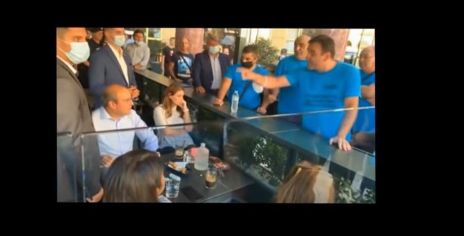 Την «έπεσαν» στον Χατζηδάκη οι απολυμένοι των λιπασμάτων Καβάλας «γ@μ@ την Νέα Δημοκρατίας σας» και άλλα πολλά άκουσε ο υπουργός στην Θεσσαλονίκη (βίντεο)