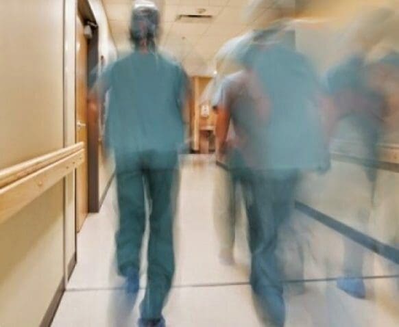 Επικουρικό προσωπικό στα Νοσοκομεία: Παράταση για 5 μήνες και όχι για 6 – Τι προβλέπει τροπολογία - Eordaialive.com