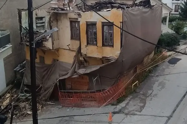 Κατέρρευσε τμήμα ακατοίκητου σπιτιού στην Καστοριά – ΦΩΤΟ