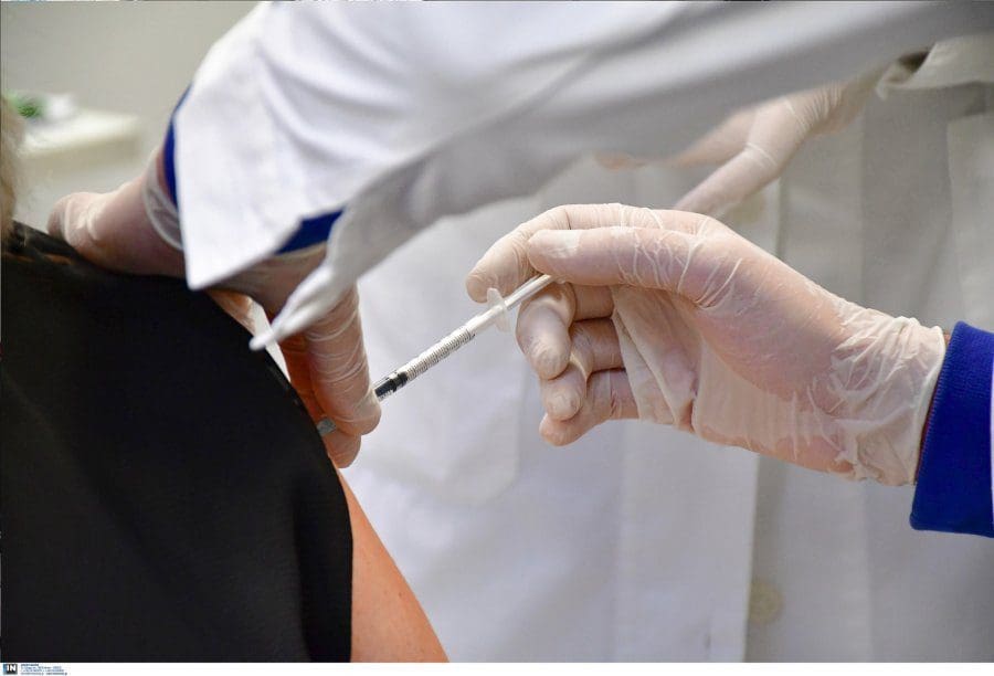 Πότε θεωρείται κάποιος πλήρως εμβολιασμένος, έρχονται κίνητρα για τους ανεμβολίαστους