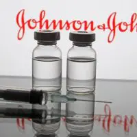 Το εμβόλιο της Johnson & Johnson συνδέεται με δύο σοβαρές παρενέργειες, θρομβοεμβολής και επίθεσης στα αιμοπετάλια