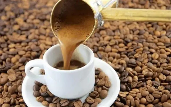 Η καθημερινή κατανάλωση 3-4 φλιτζανιών καφέ σχετίζεται με μειωμένο σωματικό βάρος