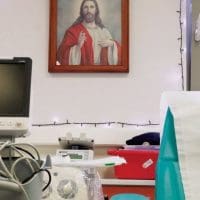 Οργισμένη ανάρτηση Ά. Τσελέντη για την αποκαθήλωση θρησκευτικών εικόνων από νοσοκομεία της χώρας