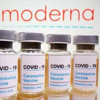 Κομισιόν: Ανανεώθηκε για ένα έτος η «υπό όρους» άδεια για το εμβόλιο της Moderna