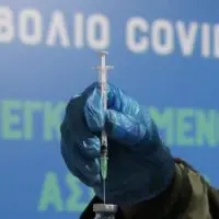Μήνυση για τα εμβόλια κατά Μητσοτάκη, υπουργών και λοιμωξιολόγων