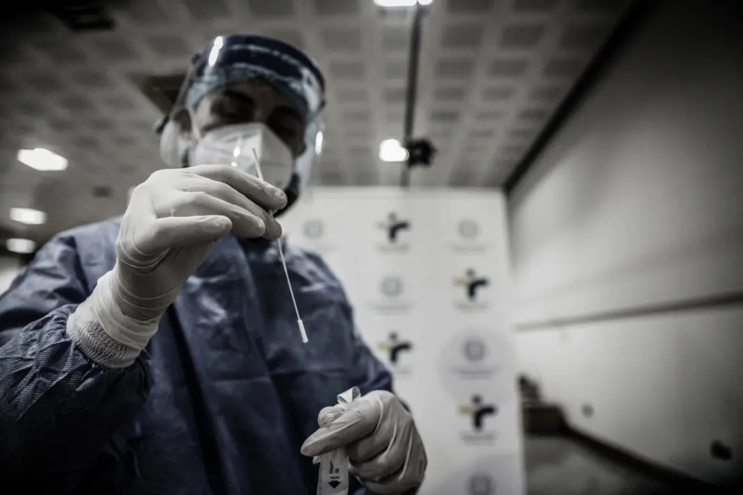 Κορονοϊός: 2.727 νέες λοιμώξεις – 421 διασωληνωμένοι και 44 θάνατοι ασθενών