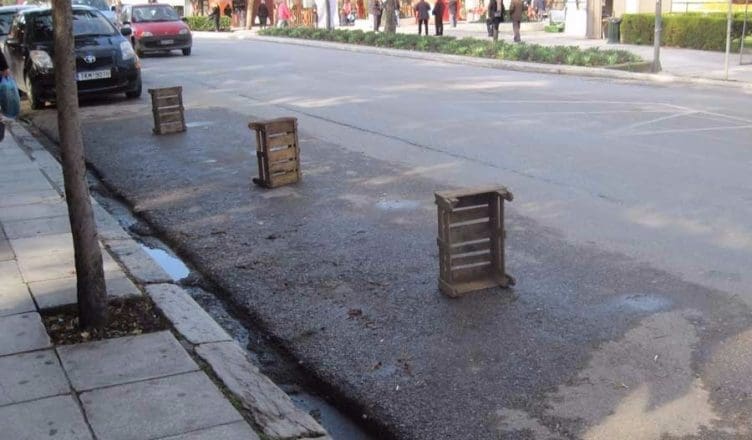 Πρόστιμο 400 ευρώ σε όσους καταλαμβάνουν παράνομα δρόμο ή πεζοδρόμιο - Eordaialive.com