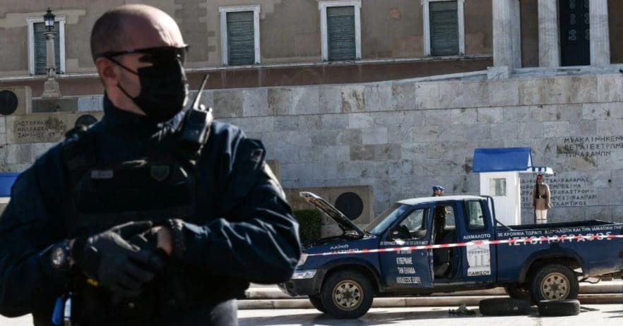 Τι ζητούσε από Μητσοτάκη και Σακελλαροπούλου ο αγρότης που απειλούσε να ανατιναχθεί έξω από τη Βουλή - Eordaialive.com