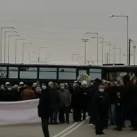eordaialive.com: Επίσκεψη Μητσοτάκη στην Κοζάνη: Ισχυρό μπλόκο της αστυνομίας δεν άφηνε να προσεγγίσουν οι διαδηλωτές - Παρόν και οι υγειονομικοί (σε αναστολή ) - ''Ντροπή σας αλήτες δεν μας αφήνετε να περάσουμε, μόνο αυτό ξέρετε να κάνετε'' (βίντεο)