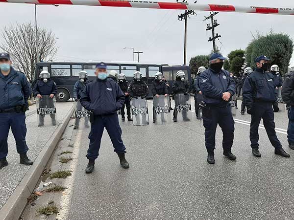 Ισχυρό μπλόκο της αστυνομίας στο ύψος της Alfa-Οι διαδηλωτές σε απόσταση από τη ΖΕΠ με στεφάνια στα χέρια