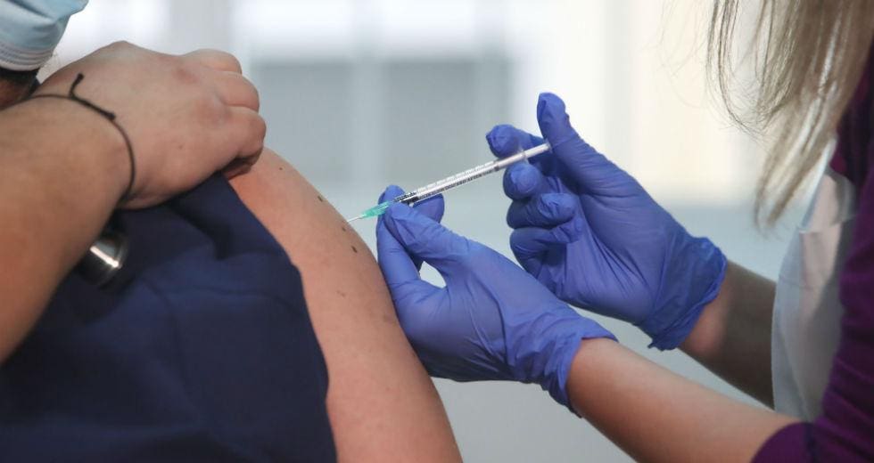 Εμβόλιο – Τρίτη δόση: Αυτές είναι οι οδηγίες για τον εμβολιασμό – Ποιοι πρέπει και ποιοι δεν πρέπει να κλείσουν ραντεβού